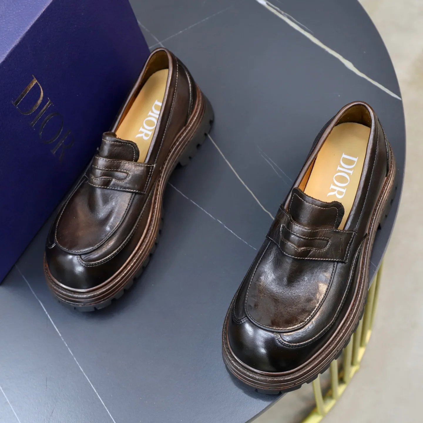 Factory price: 540💰 [Dior] Dior's new casual men's shoes are launched in Hong Kong counters. Official website 1:1 production. Italian washed cowhide + water-dyed leather lining. Designed by European and American masters. Perfect shape to create counter quality, solid color rubber wear-resistant outsole and classic dazzling head! Super versatile and very comfortable. High-end without losing taste, fashionable and novel! ! Absolute focus! 3 colors available! Code number 38-45